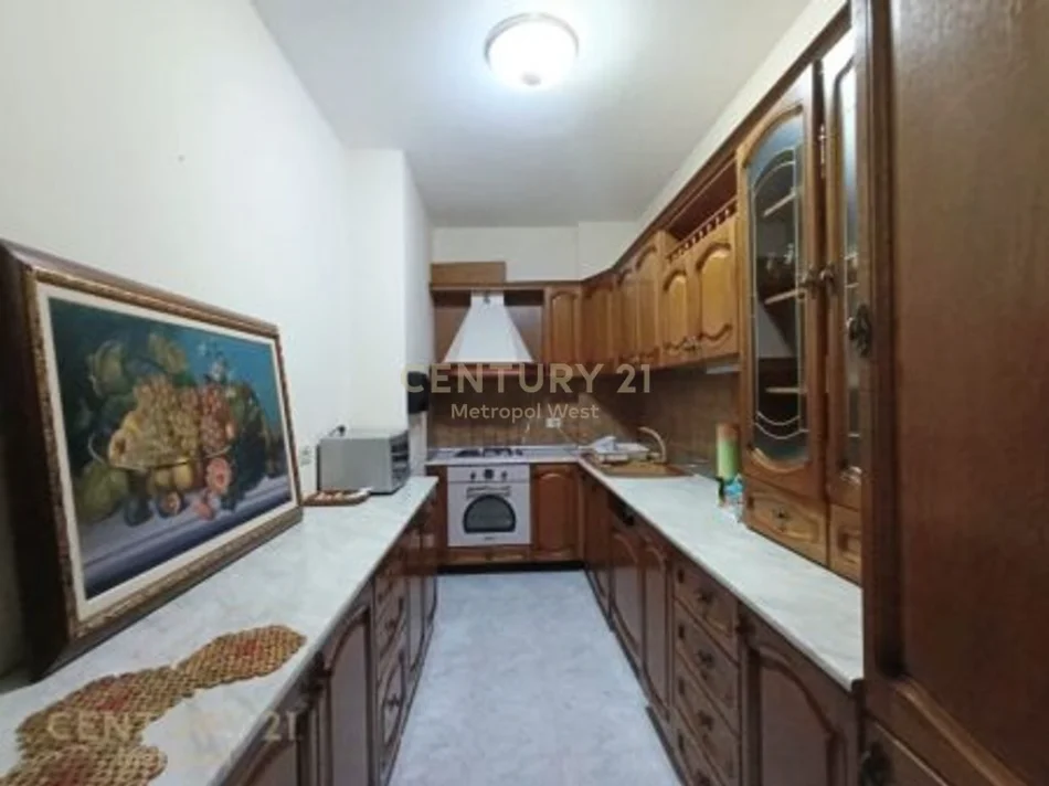 Tirane, jepet me qera apartament 3+1 Kati 2, 121 m² 600 € (Rruga Mine Peza)