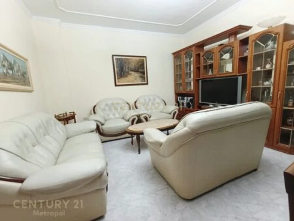 Tirane, jepet me qera apartament 3+1 Kati 2, 121 m² 600 € (Rruga Mine Peza)