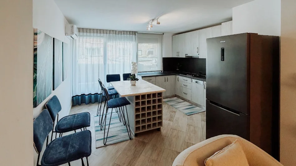 Tirane, jepet me qera apartament 2+1 Kati 2, 110 m² 900 € (Myslym Shyri perballe hyrjes tek Tregu Cam)