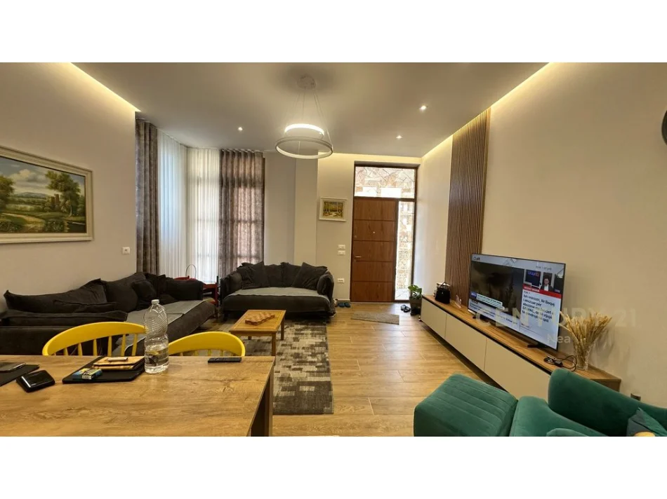 Tirane, jepet me qera apartament 2+1+Ballkon Kati 0, 110 m² 800 € (kopshti botanik)