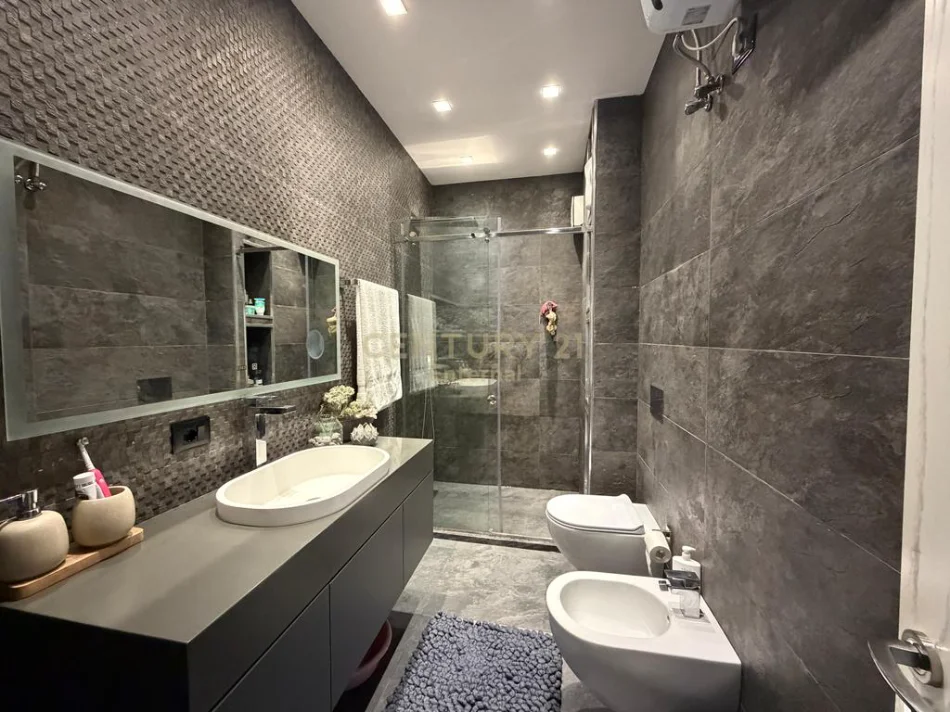 Tirane, shitet apartament 3+1+Ballkon Kati 8, 170 m² 330.000 € (selite)