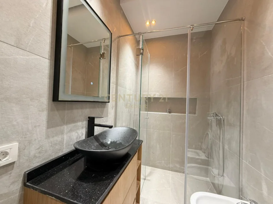 Tirane, jepet me qera apartament 2+1 Kati 3, 115 m² 1.500 € (mine peza)