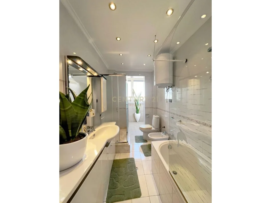 Tirane, jepet me qera apartament 2+1 Kati 6, 116 m² 1.200 € (ish blloku)