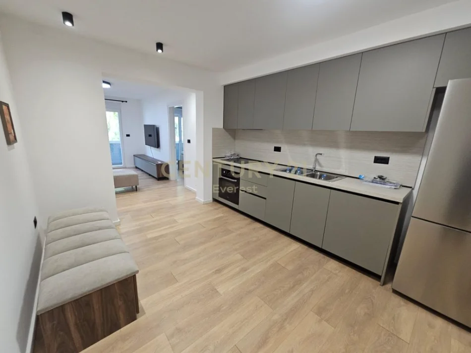 Tirane, jepet me qera apartament 1+1 Kati 0, 52 m² 500 € (oxhaku komisariati nr.4)