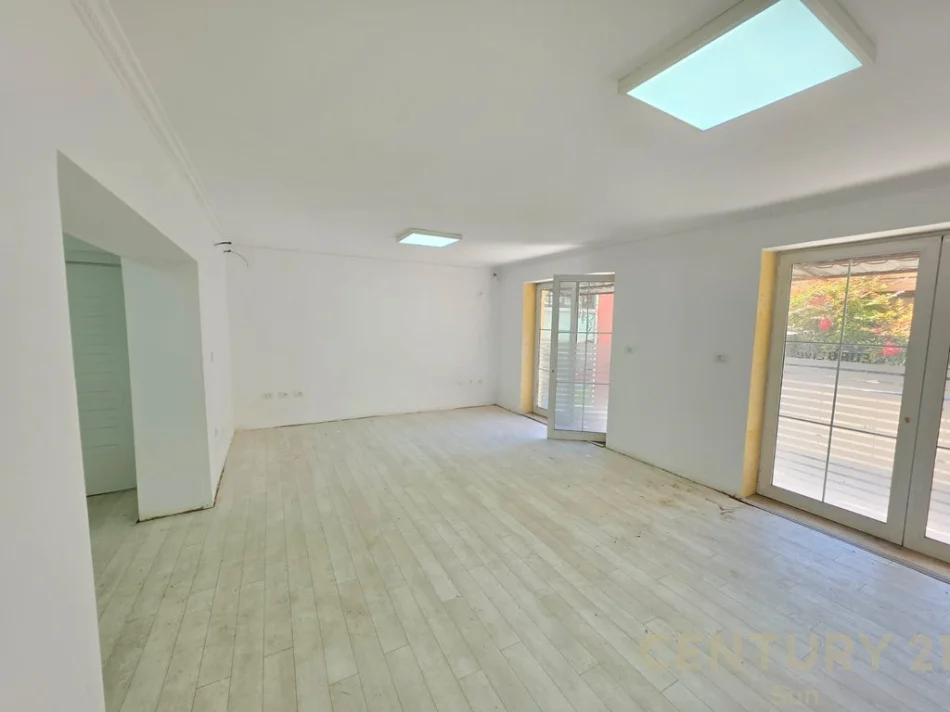 Tirane, jepet me qera dyqan Kati 0, 100 m² 1.200 € (Mozaiku)