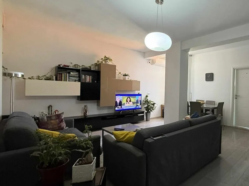 Tirane, jepet me qera apartament 2+1 Kati 8, 80 m² 600 € (brryli)