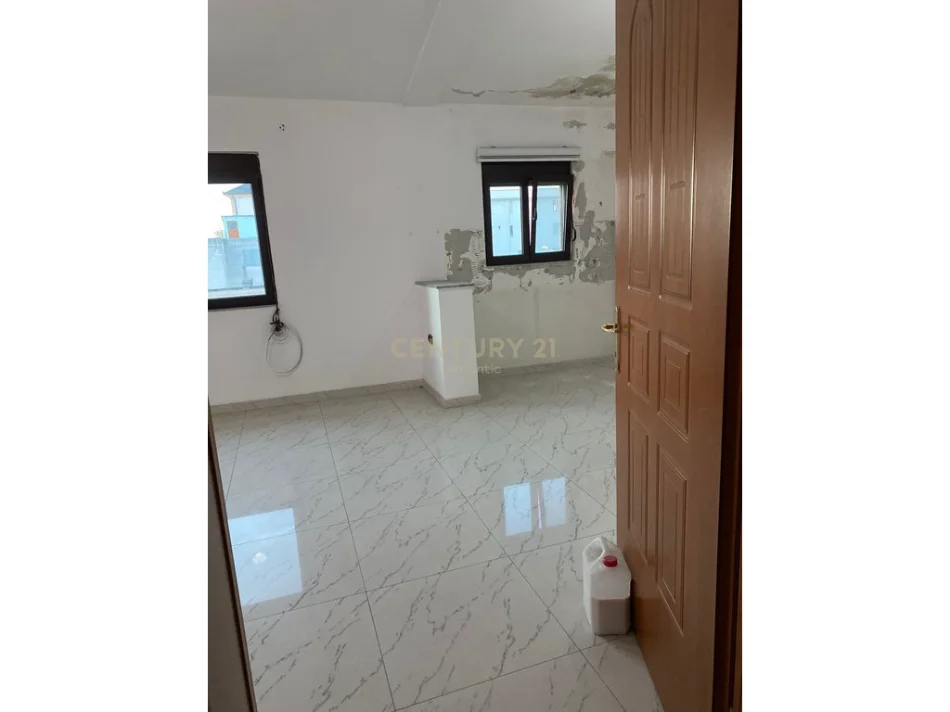 Durres, jepet me qera apartament 2+1+Ballkon Kati 3, 308 m² 360 € (Sukth i Ri)