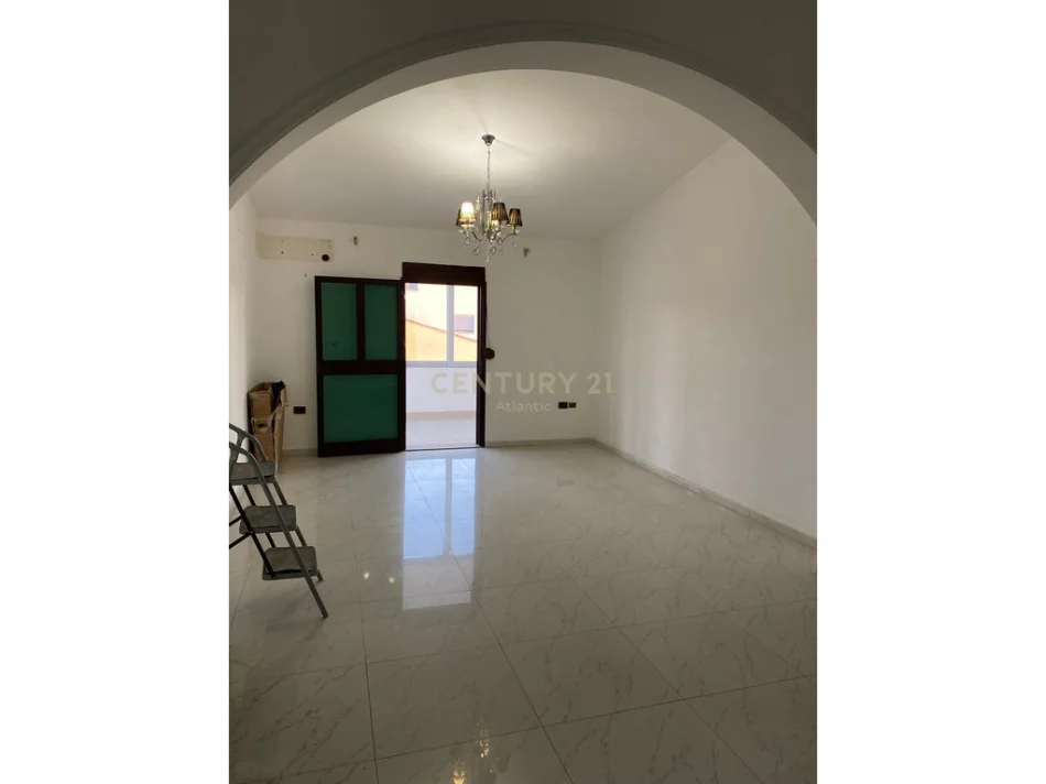 Durres, jepet me qera apartament 2+1+Ballkon Kati 3, 308 m² 360 € (Sukth i Ri)