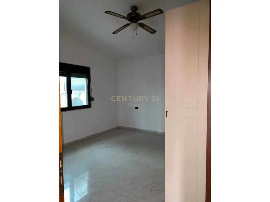 Durres, jepet me qera apartament 2+1+Ballkon Kati 3, 308 m² 360 € (Sukth i Ri)