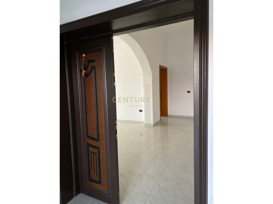 Durres, jepet me qera apartament 2+1+Ballkon Kati 3, 308 m² 360 € (Sukth i Ri)