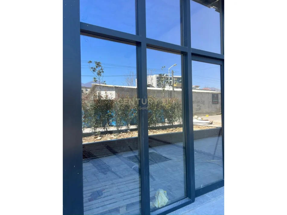 Tirane, jepet me qera dyqan Kati 0, 60 m² 600 € (Rruga 5 maji)