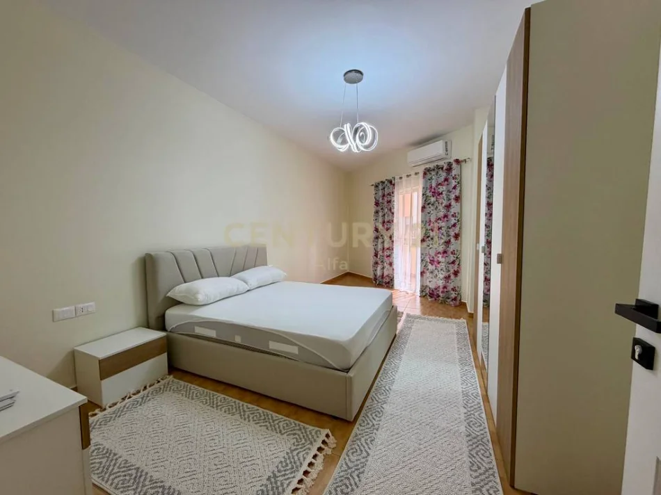 Tirane, jepet me qera apartament 1+1+Ballkon Kati 1, 87 m² 600 € (liqeni i thate)