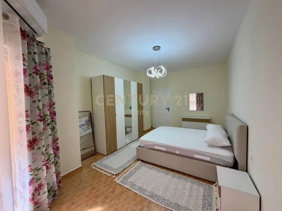Tirane, jepet me qera apartament 1+1+Ballkon Kati 1, 87 m² 600 € (liqeni i thate)