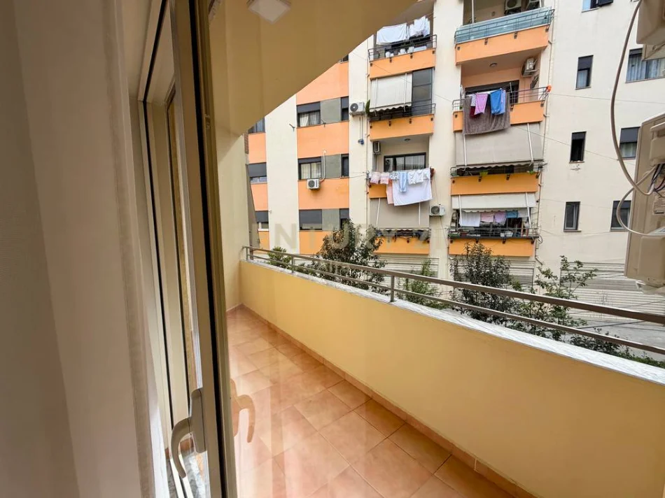 Tirane, jepet me qera apartament 1+1+Ballkon Kati 1, 87 m² 600 € (liqeni i thate)