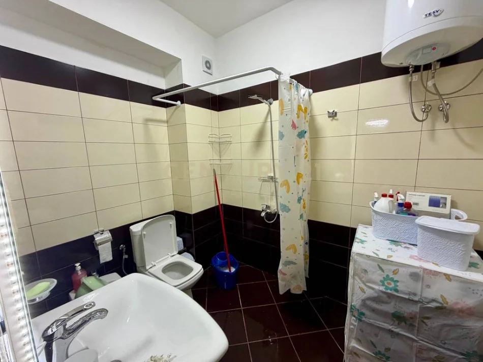 Tirane, jepet me qera apartament 1+1+Ballkon Kati 1, 87 m² 600 € (liqeni i thate)