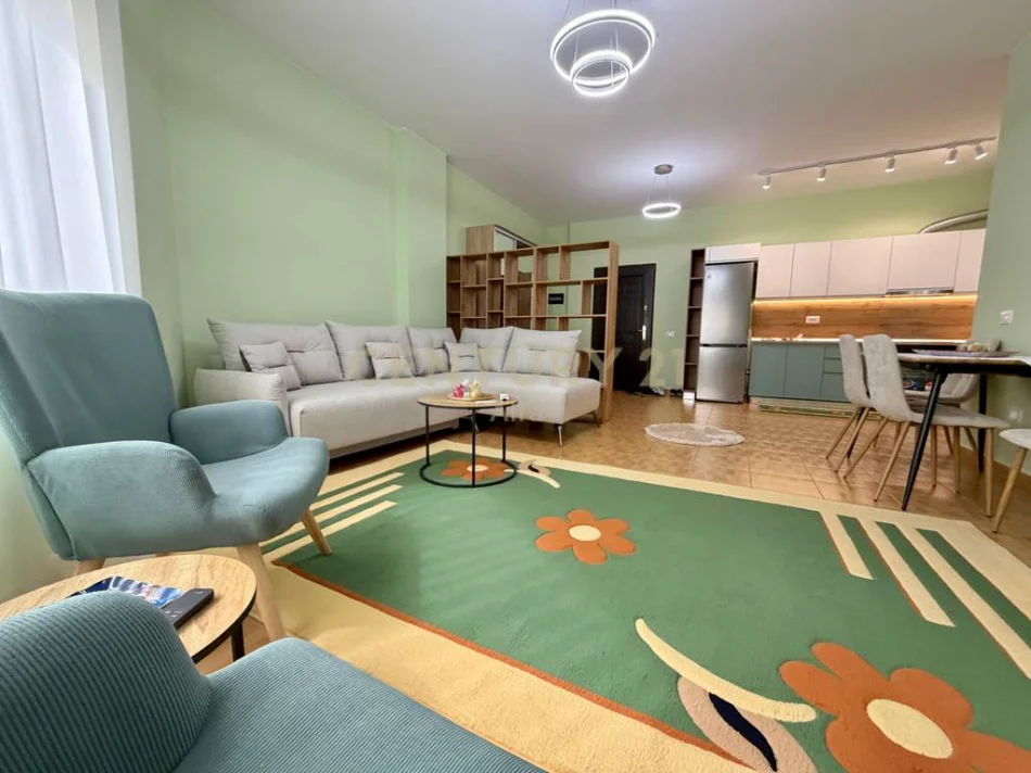 Tirane, jepet me qera apartament 1+1+Ballkon Kati 1, 87 m² 600 € (liqeni i thate)