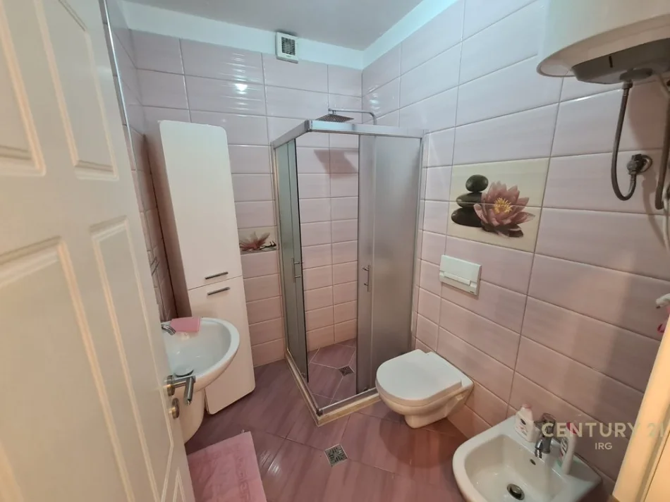 Tirane, jepet me qera apartament 2+1 Kati 7, 58 m² 600 € (Globe)