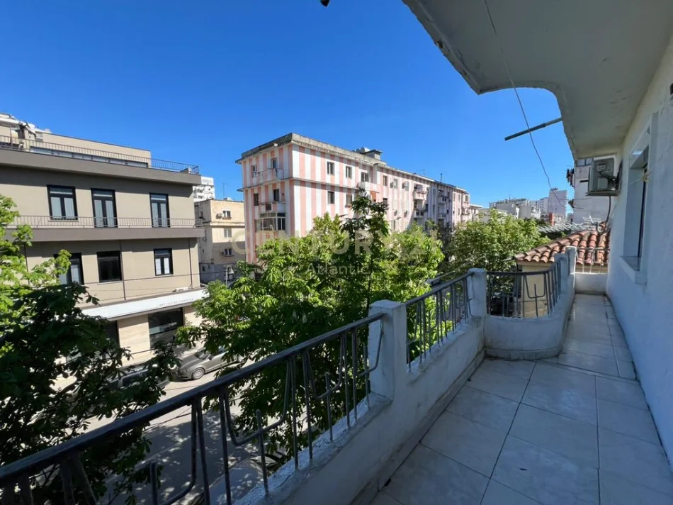 Durres, shitet apartament 2+1 Kati 3, 92 m² 130.000 € (Mozeumi i Deshmorve)