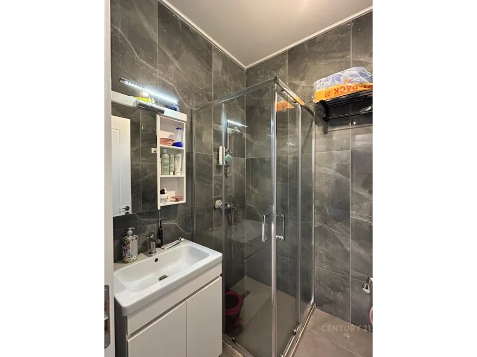 Tirane, shitet apartament 1+1 Kati 4, 59 m² 130.000 € (kinostudio)