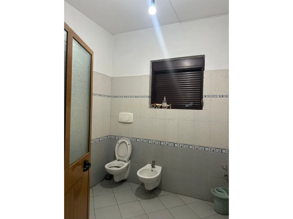 Durres, jepet me qera ambjent biznesi Kati 2, 200 m² 220 € (Sukth i Ri)