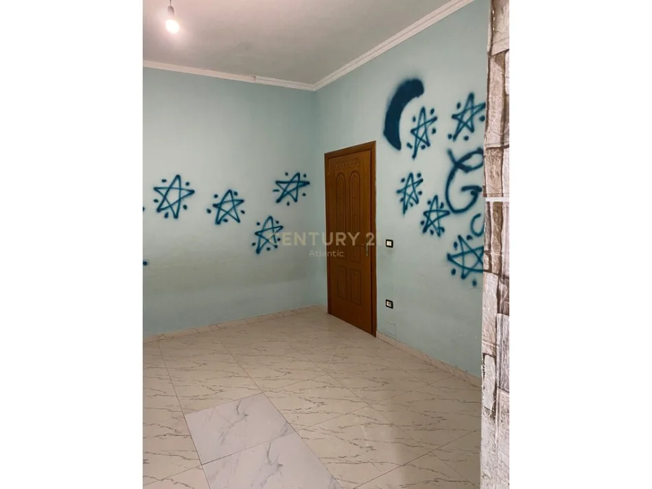 Durres, jepet me qera ambjent biznesi Kati 2, 200 m² 220 € (Sukth i Ri)