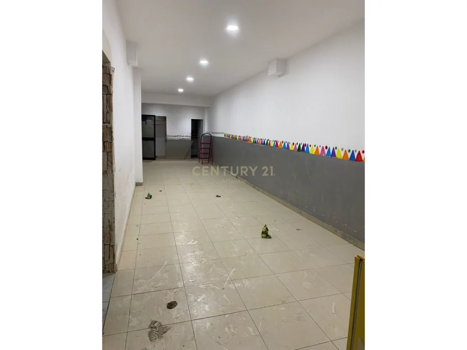 Durres, jepet me qera ambjent biznesi Kati 2, 200 m² 220 € (Sukth i Ri)