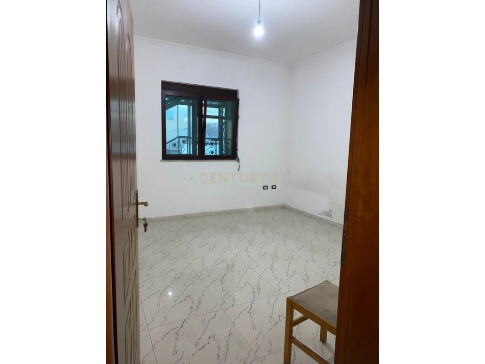 Durres, jepet me qera ambjent biznesi Kati 2, 200 m² 220 € (Sukth i Ri)