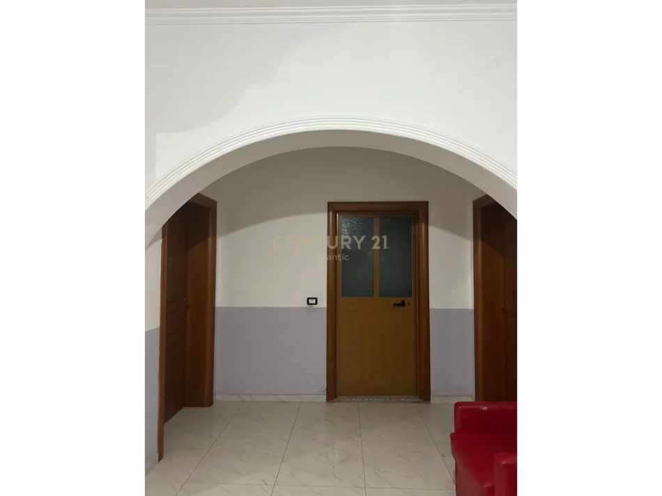 Durres, jepet me qera ambjent biznesi Kati 2, 200 m² 220 € (Sukth i Ri)