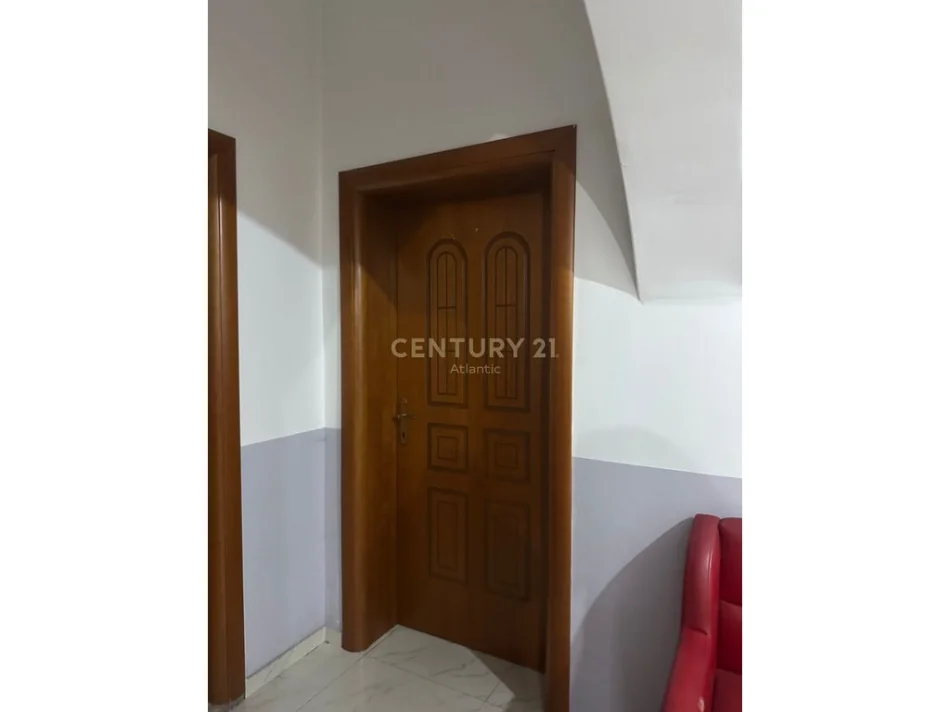 Durres, jepet me qera ambjent biznesi Kati 2, 200 m² 220 € (Sukth i Ri)