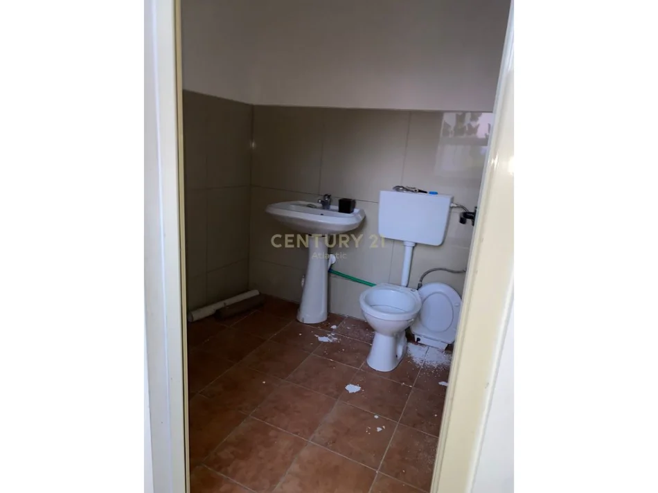 Durres, jepet me qera ambjent biznesi Kati 2, 200 m² 220 € (Sukth i Ri)