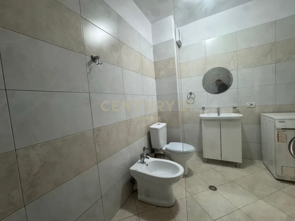 Tirane, jepet me qera apartament 2+1 Kati 2, 120 m² 1.000 € 