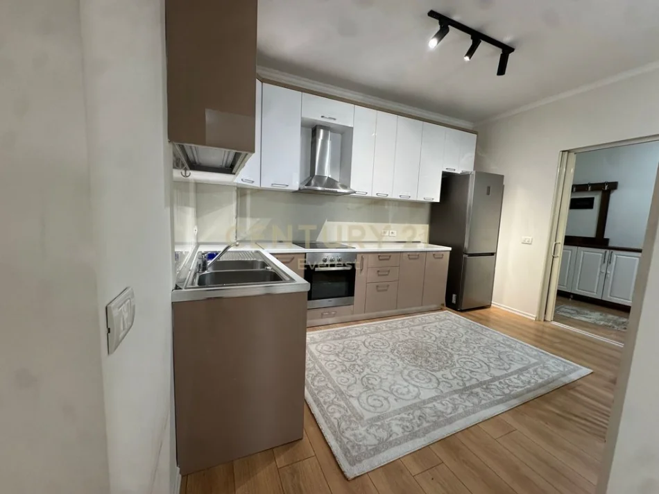 Tirane, jepet me qera apartament 2+1 Kati 2, 120 m² 1.000 € 