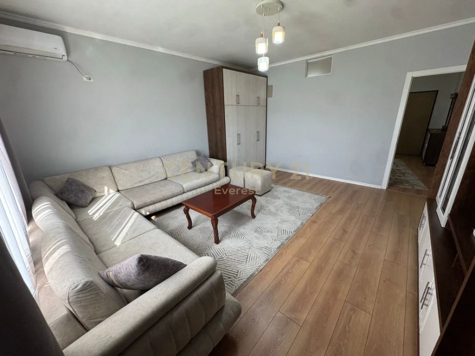 Tirane, jepet me qera apartament 2+1 Kati 2, 120 m² 1.000 € 