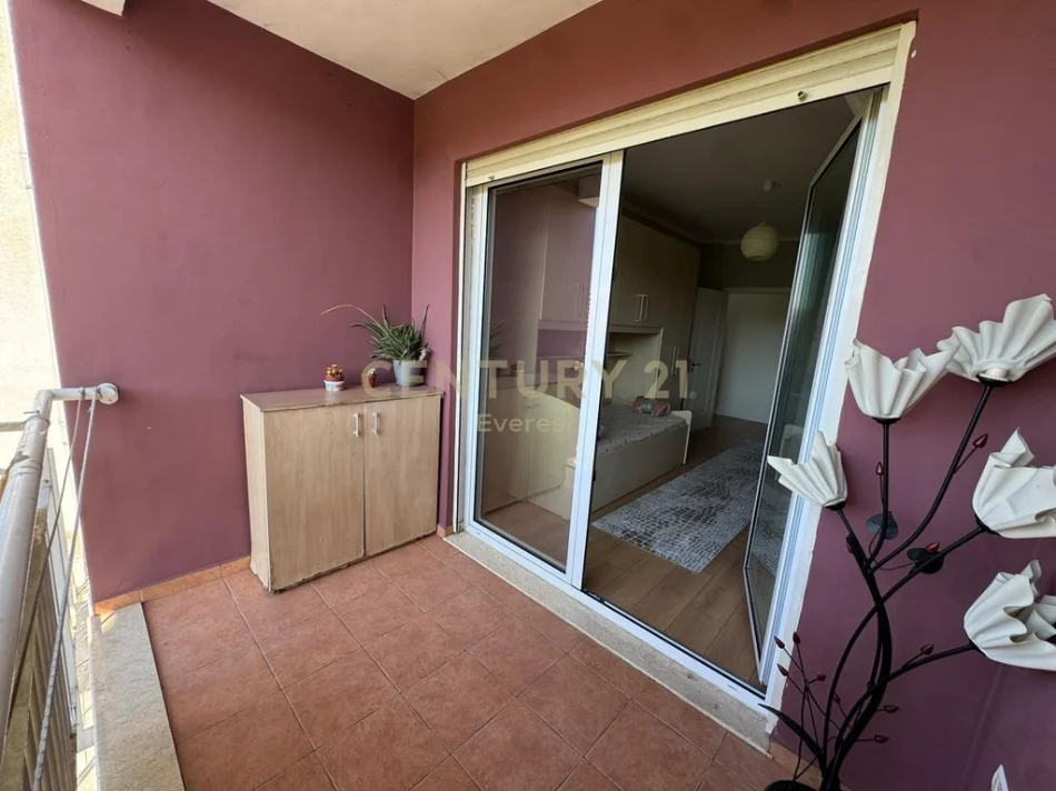 Tirane, jepet me qera apartament 2+1 Kati 2, 120 m² 1.000 € 