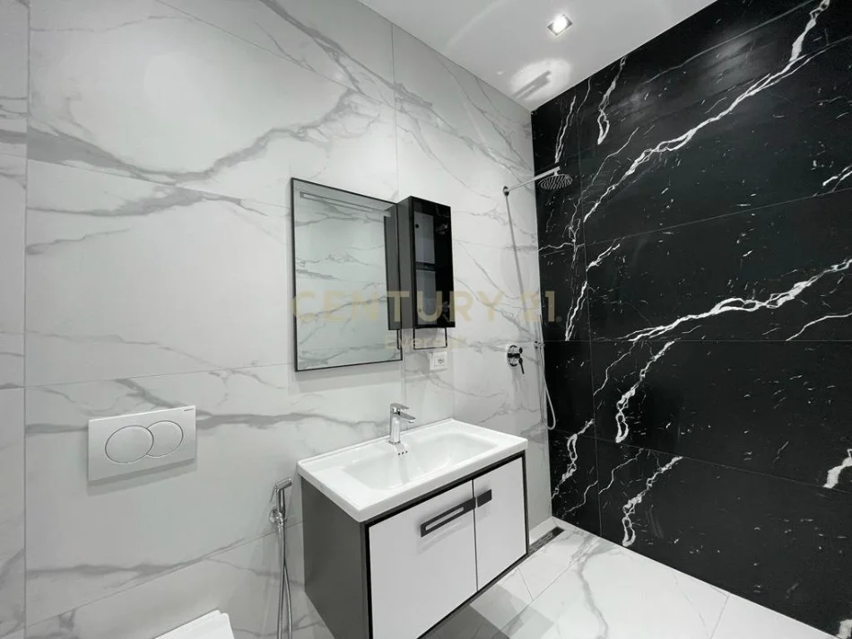 Tirane, jepet me qera apartament 2+1+Ballkon Kati 12, 90 m² 800 € (komuna e parisit)