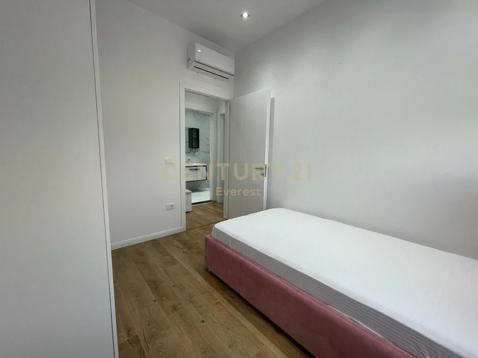 Tirane, jepet me qera apartament 2+1+Ballkon Kati 12, 90 m² 800 € (komuna e parisit)