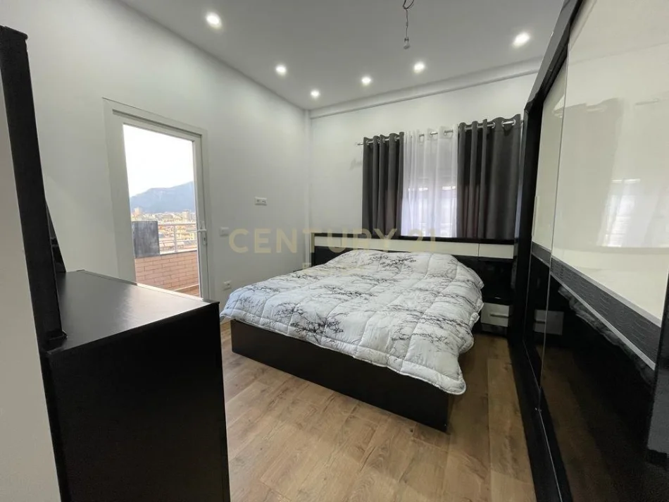 Tirane, jepet me qera apartament 2+1+Ballkon Kati 12, 90 m² 800 € (komuna e parisit)