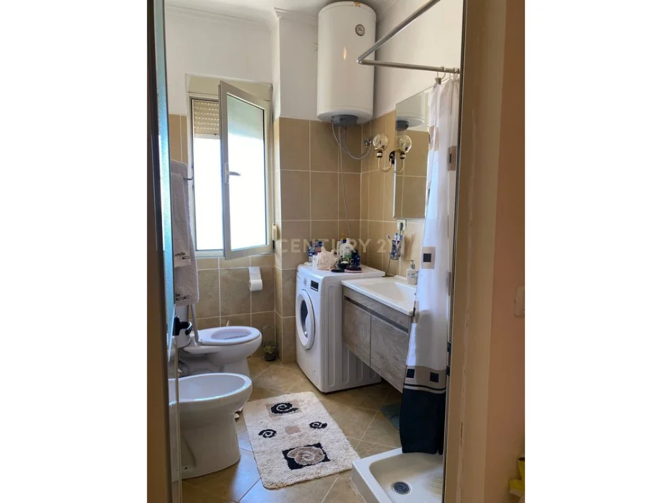Durres, jepet me qera apartament 2+1+Ballkon Kati 7, 105 m² 700 € (Plazh,hekurudha)