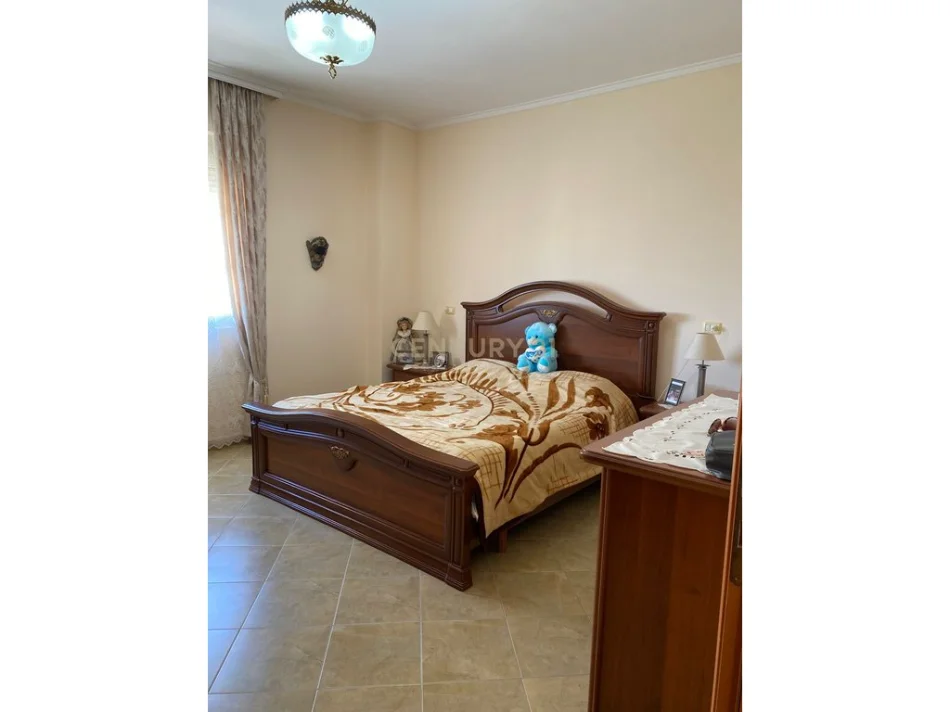 Durres, jepet me qera apartament 2+1+Ballkon Kati 7, 105 m² 700 € (Plazh,hekurudha)