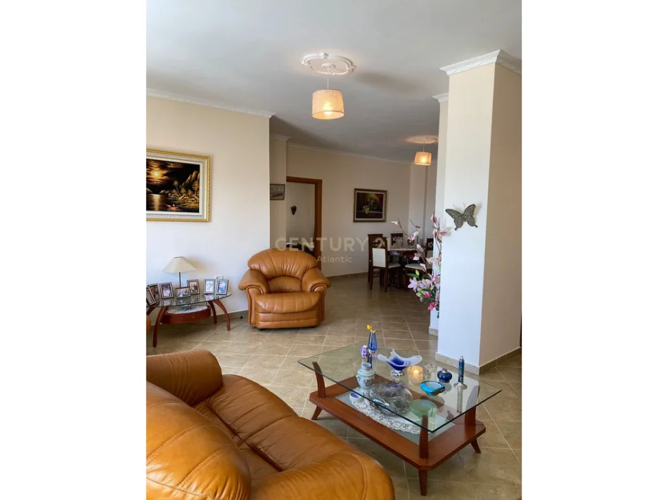 Durres, jepet me qera apartament 2+1+Ballkon Kati 7, 105 m² 700 € (Plazh,hekurudha)