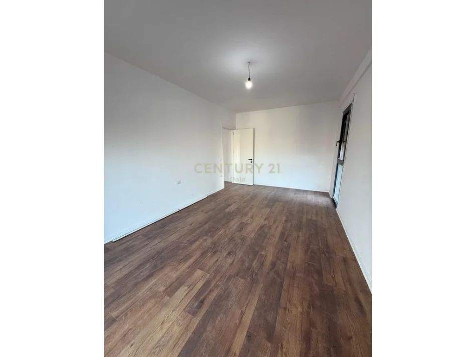 Tirane, jepet me qera apartament 2+1+Ballkon Kati 1, 103 m² 700 € 