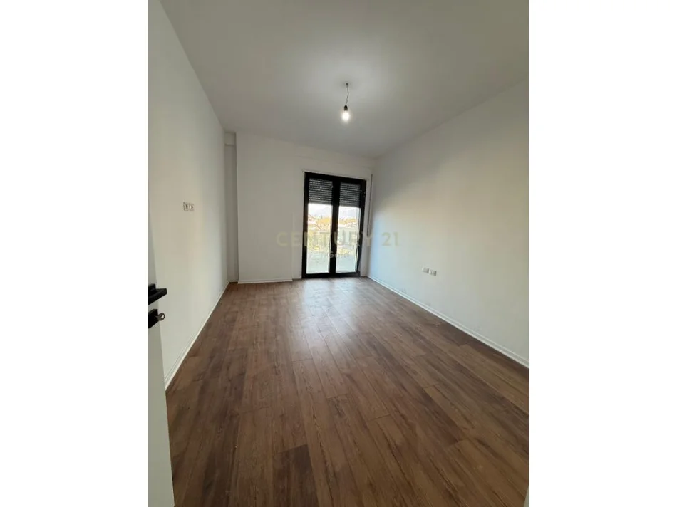 Tirane, jepet me qera apartament 2+1+Ballkon Kati 1, 103 m² 700 € 