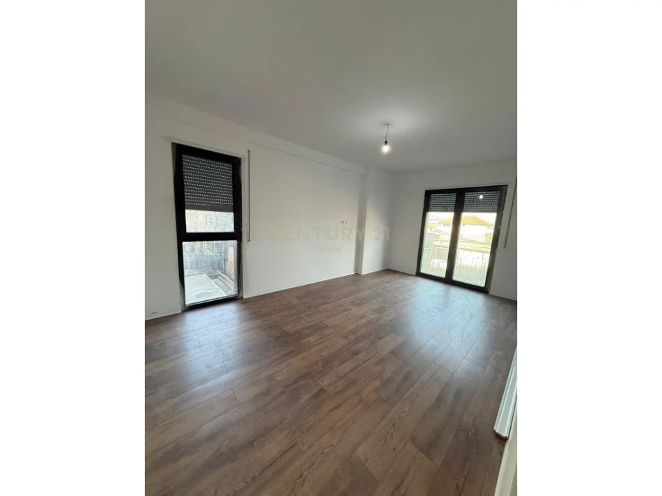 Tirane, jepet me qera apartament 2+1+Ballkon Kati 1, 103 m² 700 € 