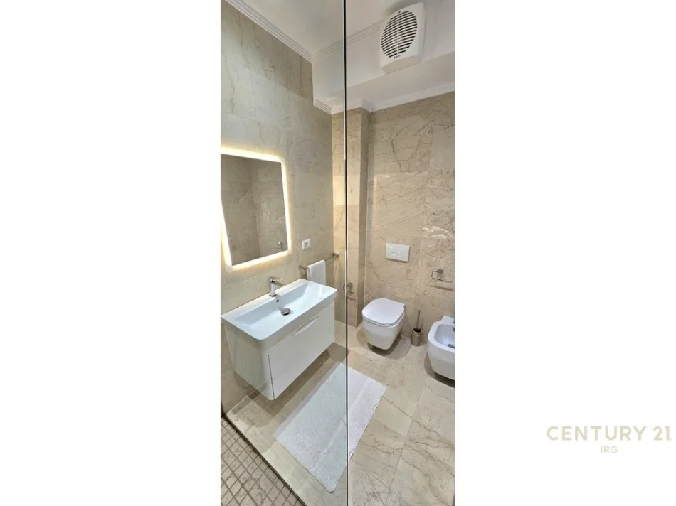 Tirane, jepet me qera apartament 2+1+Ballkon Kati 4, 142 m² 1.500 € (liqeni i thate)