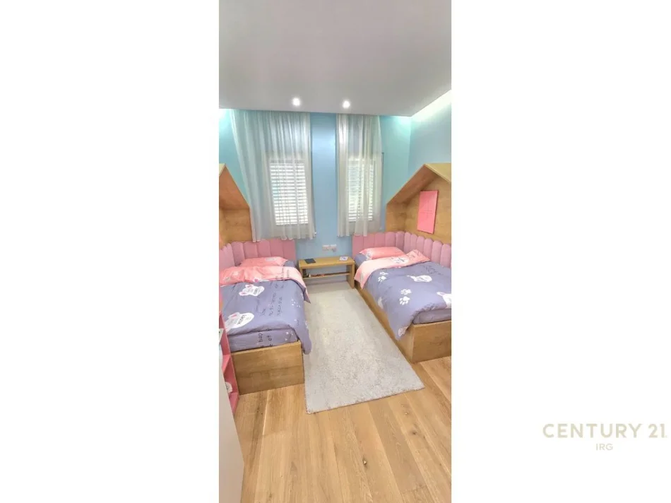 Tirane, jepet me qera apartament 2+1+Ballkon Kati 4, 142 m² 1.500 € (liqeni i thate)