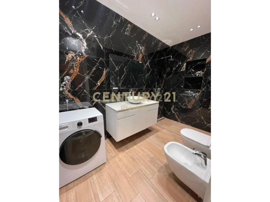 Tirane, jepet me qera apartament 2+1 Kati 1, 76 m² 700 € 