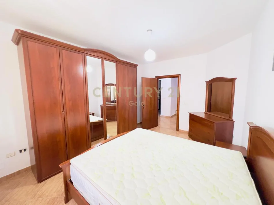 Tirane, jepet me qera apartament 2+1+Ballkon Kati 4, 100 m² 700 € 