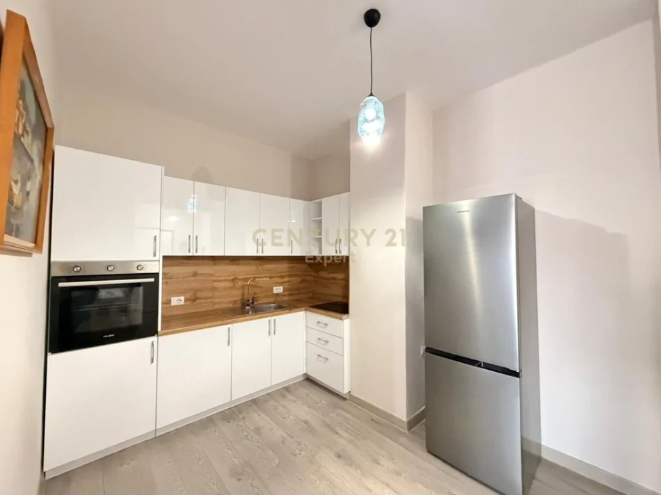 Tirane, jepet me qera apartament 1+1 Kati 2, 90 m² 600 € (xhamlliku)