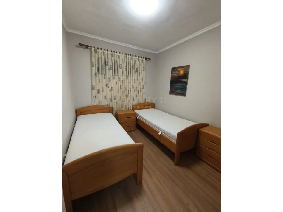 Tirane, jepet me qera apartament 2+1 Kati 1, 75 m² 900 € (blloku)