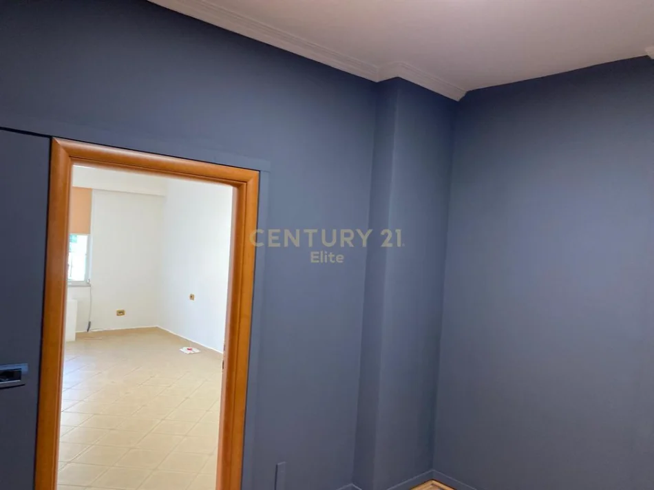 Tirane, jepet me qera zyre Kati 7, 70 m² 600 € (Myslym Shyri)